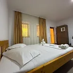 Pensiune Casa Maya Mamaia Nord 3*